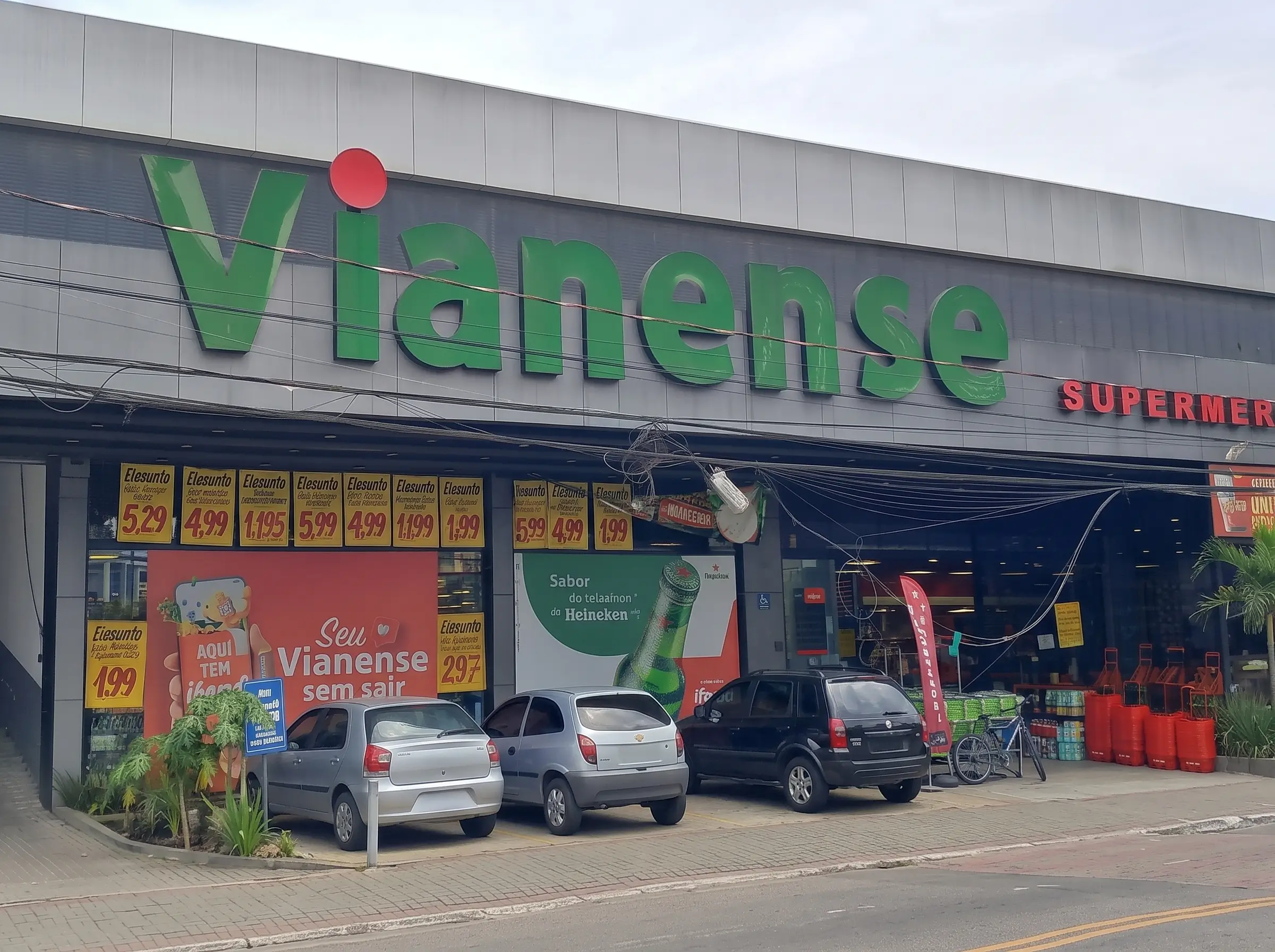 Rede de sprinklers instalada no teto de um galpão comercial